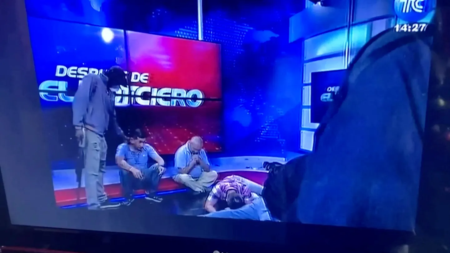 В Эквадоре вооруженные люди ворвались на телевидение и захватили заложников