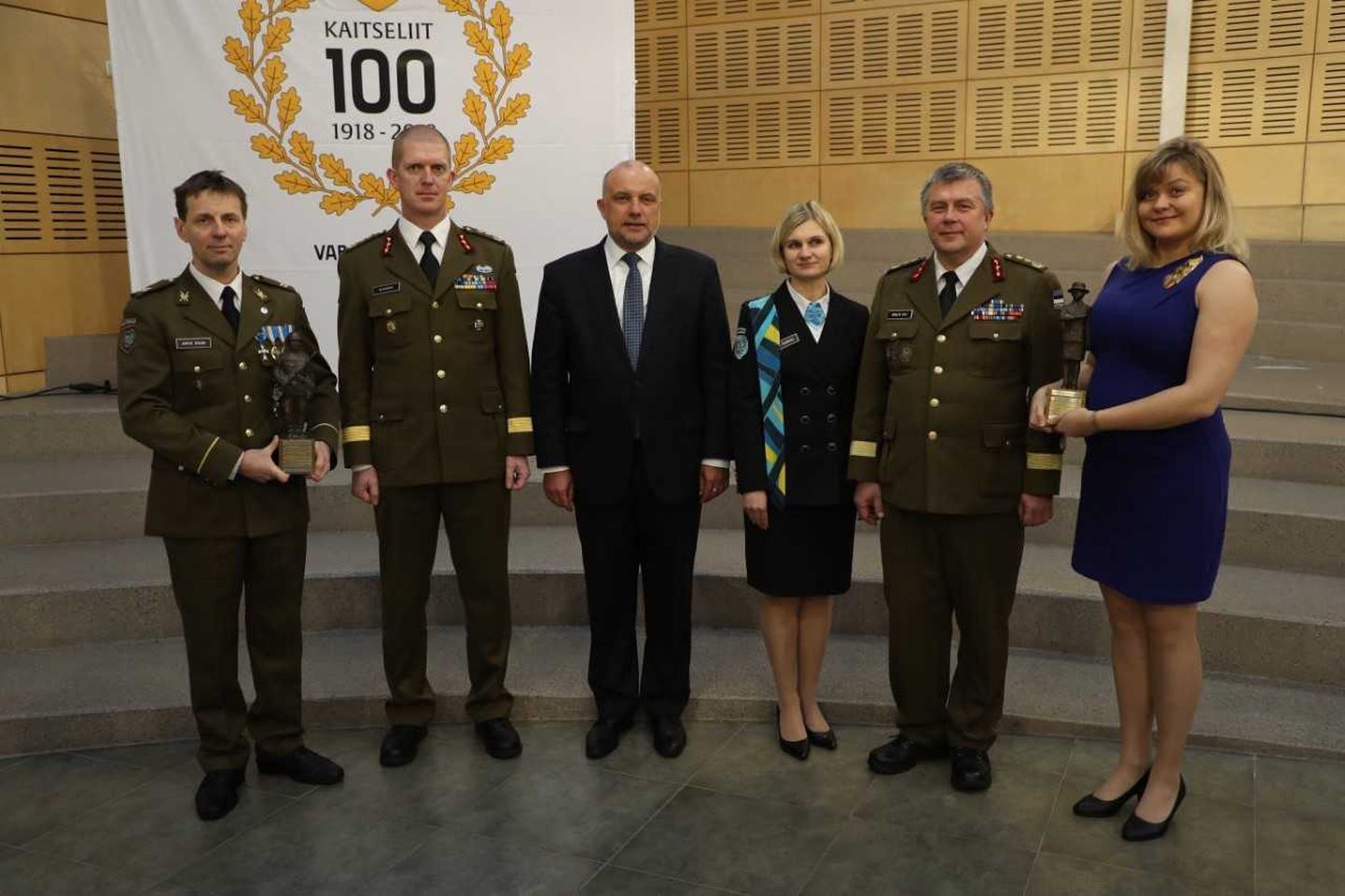 Aasta 2018 kaitseliitlane Arvid Siilak ja aasta naiskodukaitsja Triin Seppet koos Kaitseväe juhataja, kaitseministri, Naiskodukaitse esinaise ja Kaitseliidu ülemaga.
