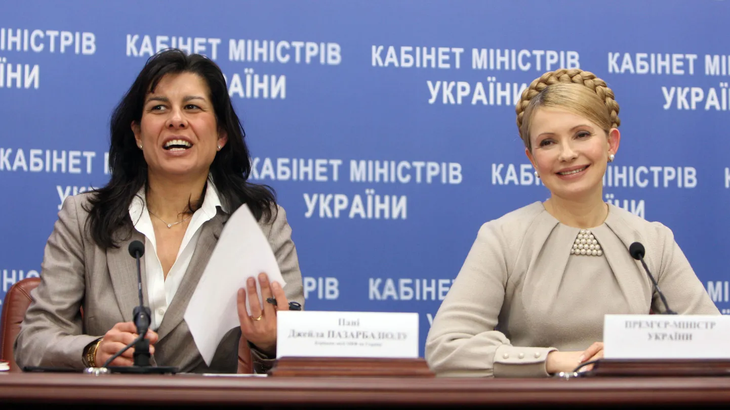Ukraina peaminister Julia Tõmošenko (paremal) koos IMFi missiooni juhi Ceyla Pazarbasiogluga täna Kiievis pressikonverentsil.