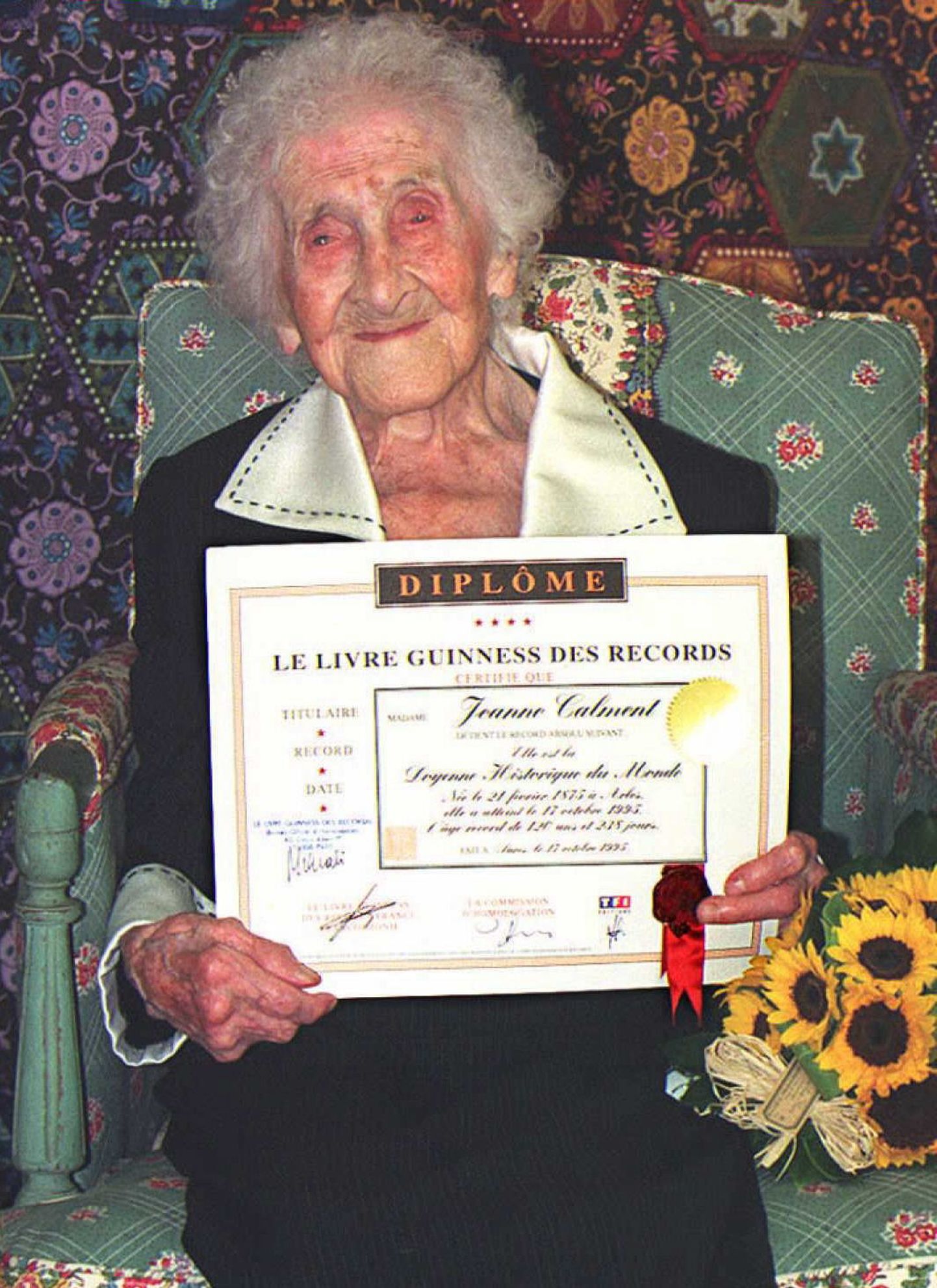 18. oktoobril 1995 tehtud foto, millel Jeanne Calment hoiab käes tunnistust, millel on kirjas, et ta on 120-aastane