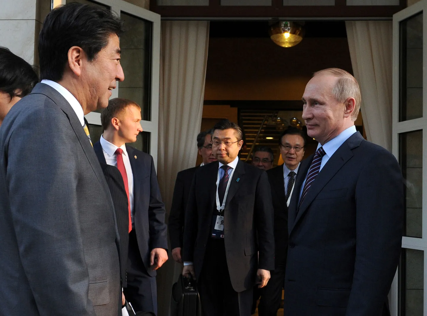 Venemaa president koos Jaapani peaminister Shinzo Abega mais toimunud kohtumisel Sotšis.