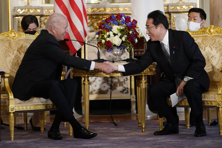 Biden ning Kishida kätt surumas.
