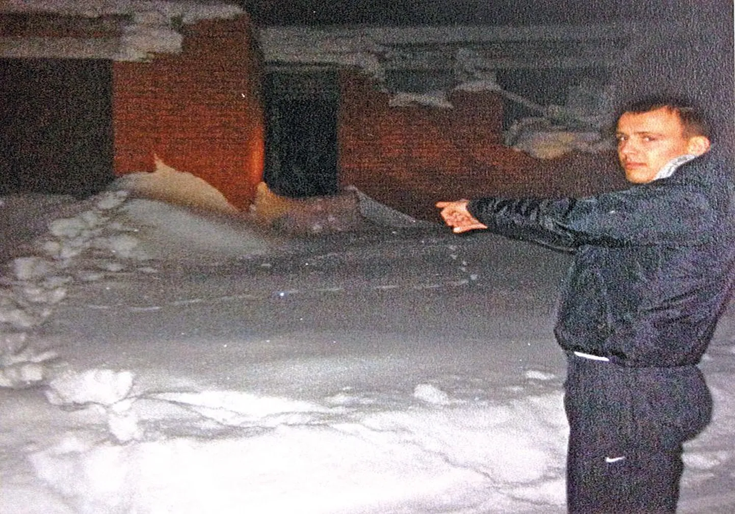 Это сделанное в 2011 году фото, на котором вор Мартин Унга показывает следователям дом, где он прятал «рабочую» обувь, заставила его передумать и признаться в содеянном.