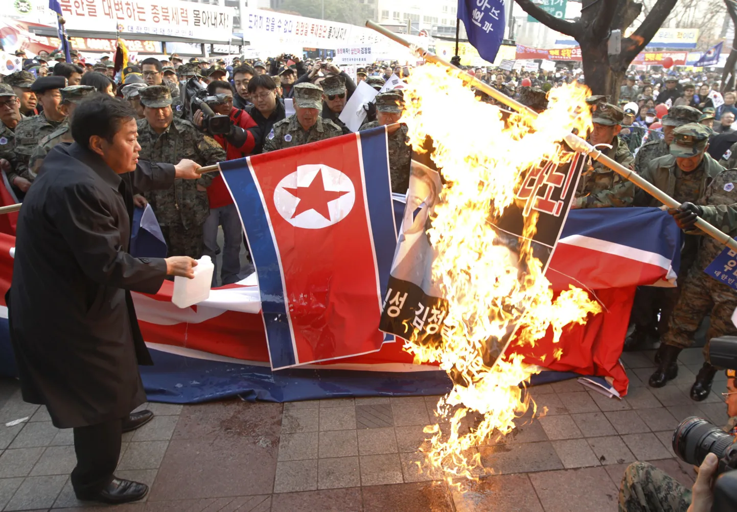 Meeleavaldajad põletamas Soulis Põhja-Korea lippe.
