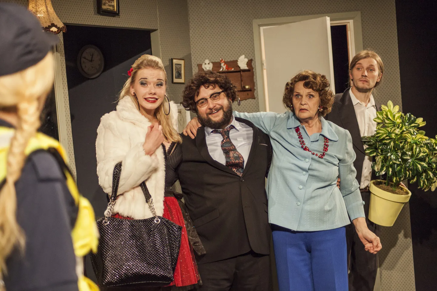 Rakvere Teatri uusimas komöödias teevad kaasa mitme põlvkonna näiteljad. Teiste seas on laval Jaune Kimmel (vasakult), Peeter Rästas, Helgi Annast ja Madis Mäeorg.