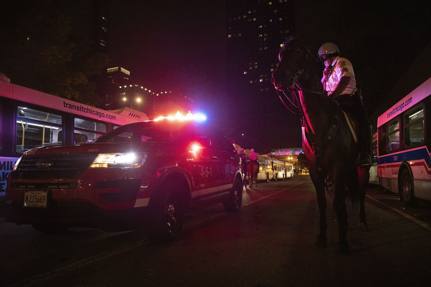 Fotol turvavad Chicago politsenikud kiirabi teed, pärst seda, kui tulid teated pussitamistest ja tulistamisest 4. juulil.