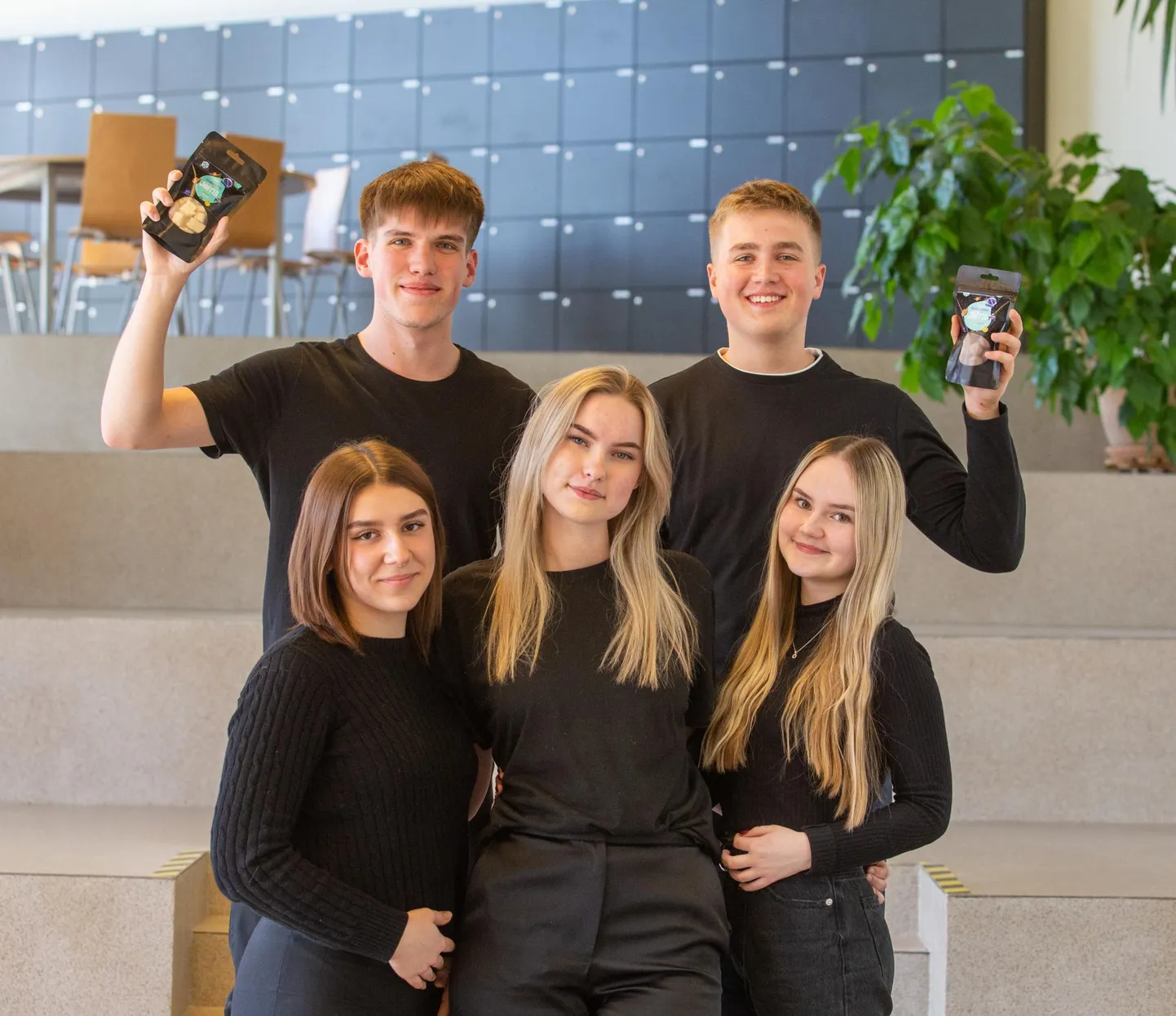 Külmkuivatatud jäätist valmistava firma liikmed (üleval reas vasakult) Urmet Sikka, Marten Sähka, (all reas vasakult) Laurette Leon, Marta Eliisa Aren ja Kirke-Maarja Kallavus