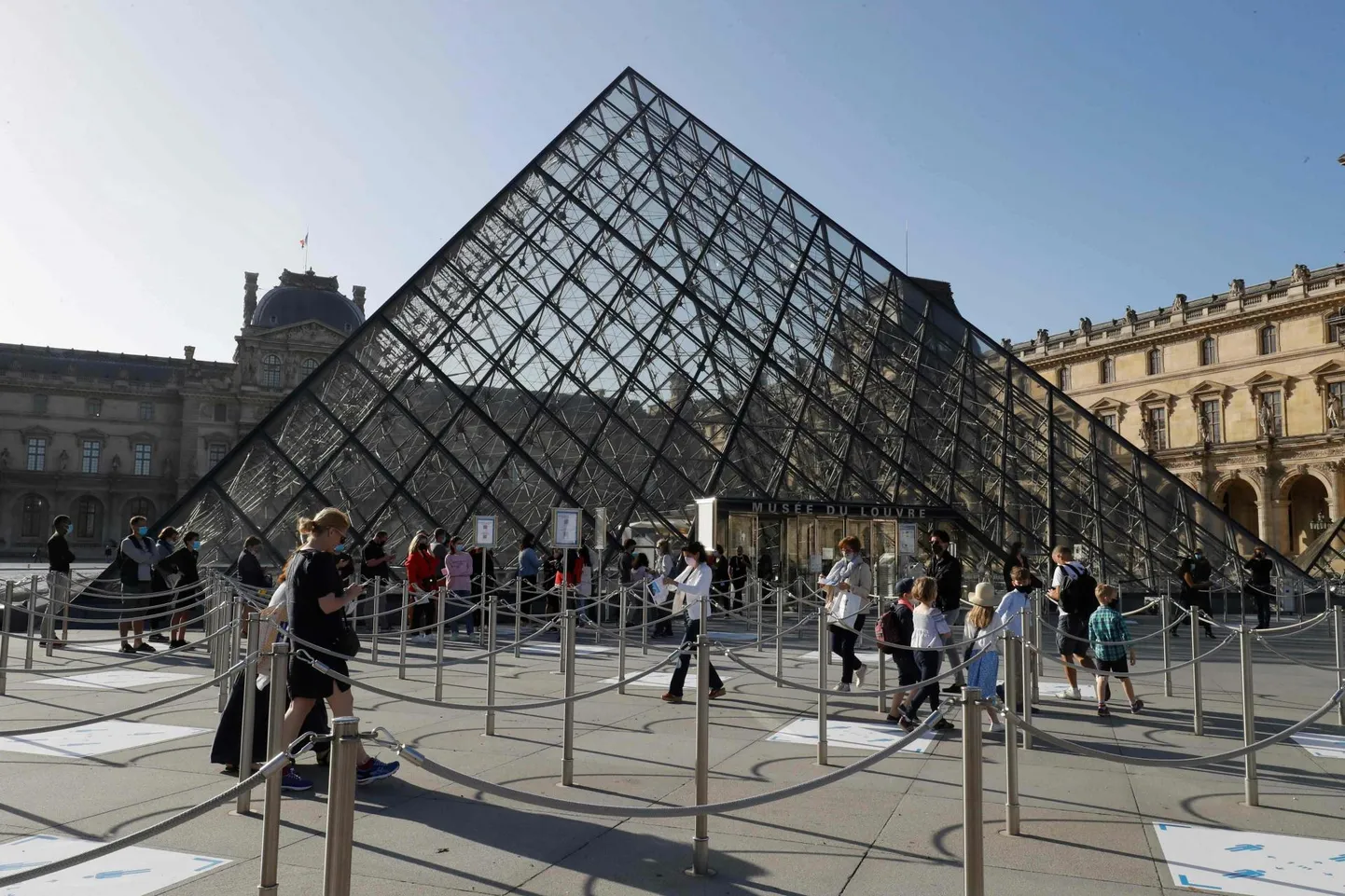 Louvre muuseum taasavamispäeval.