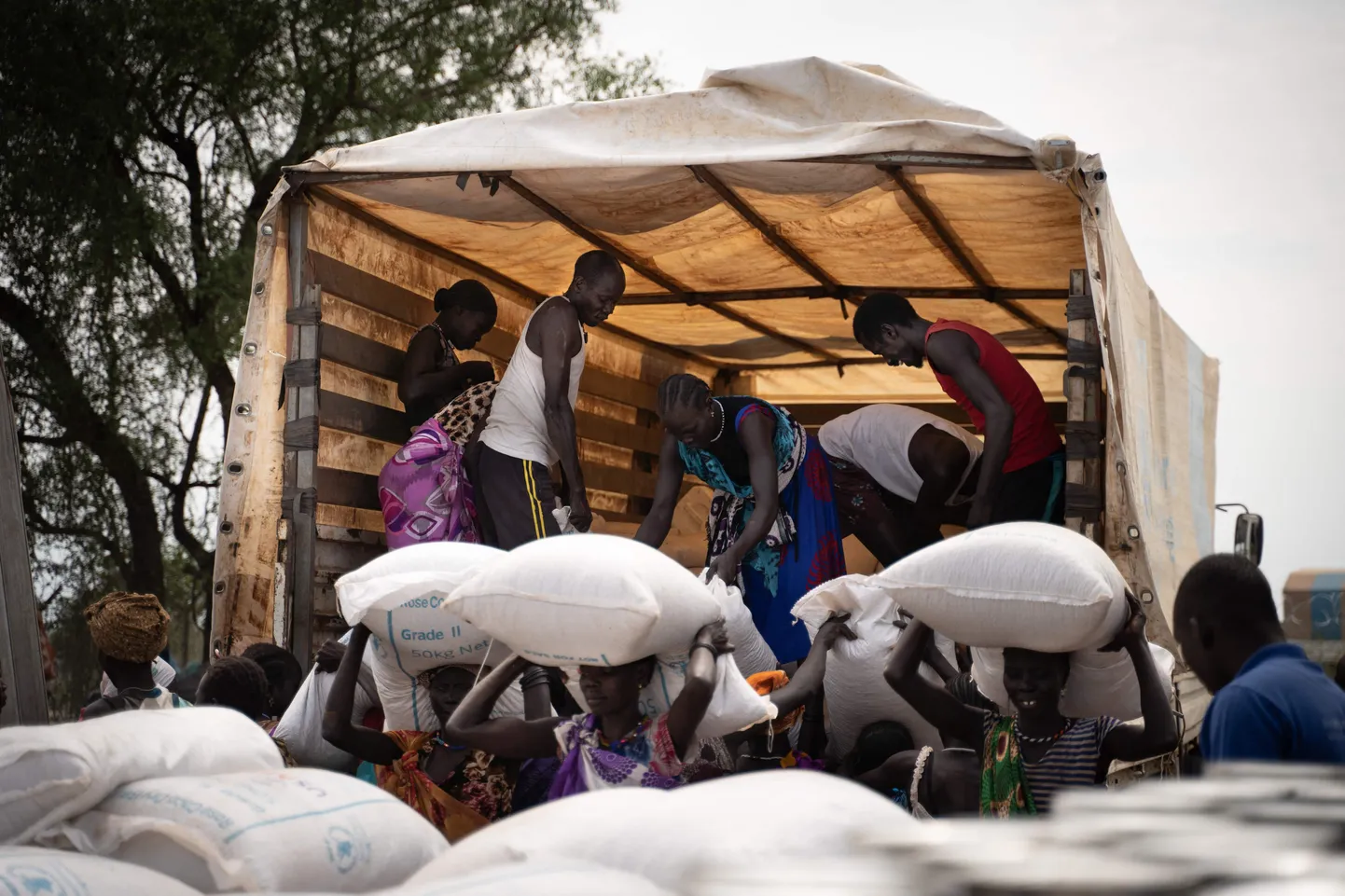 Maailma Toiduprogrammi toiduabi jagamine Lõuna-Sudaanis. Foto loo juures on irooniline.