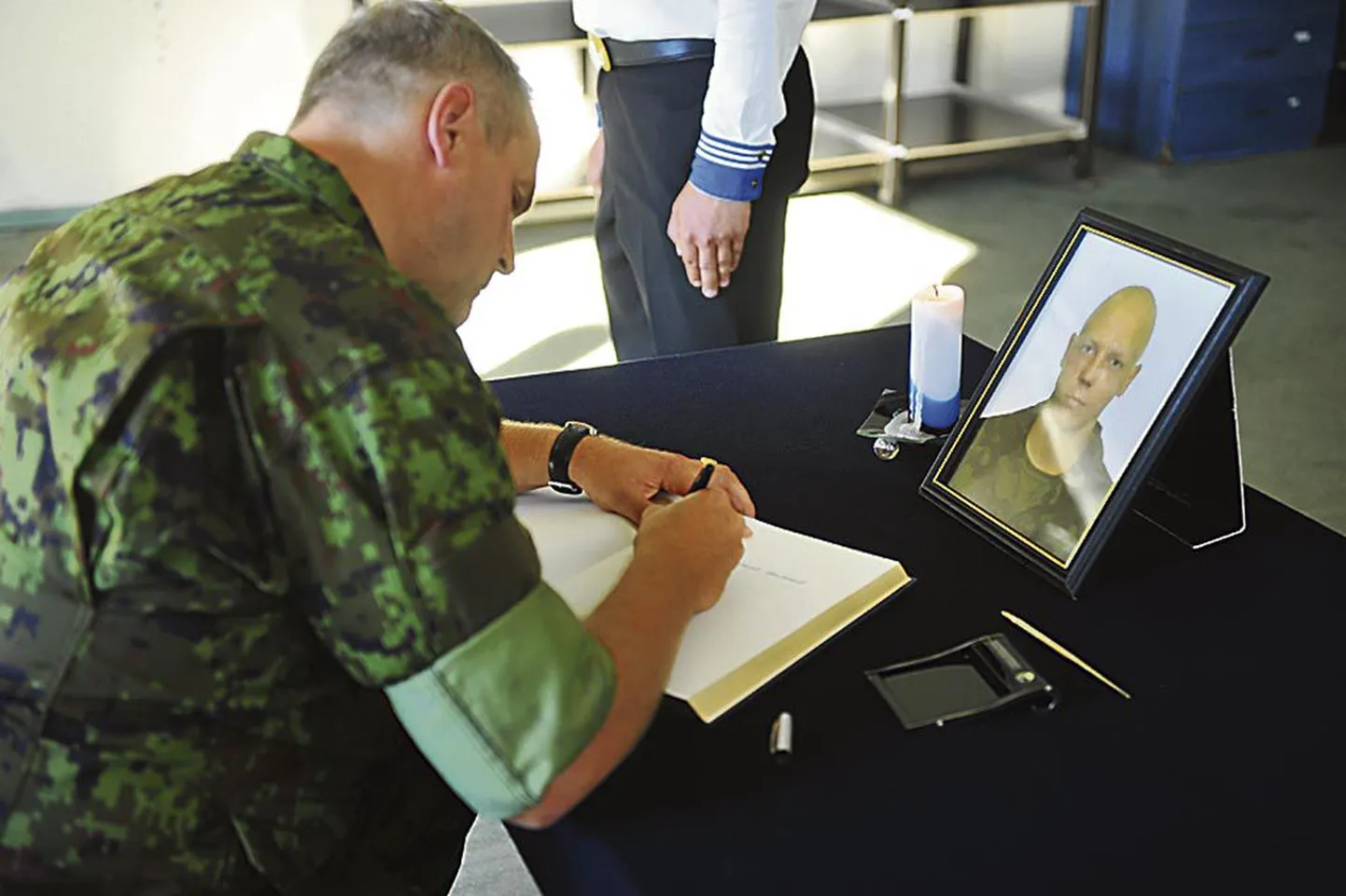 Kaitseväe juhataja brigaadikindral Riho Terras teeb sissekande hukkunud tuukri Marko Knapsi mälestusraamatusse.