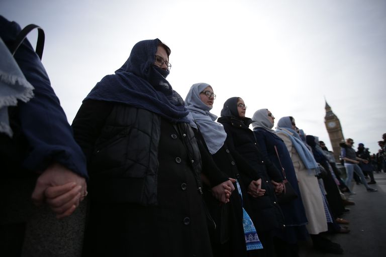 Mosleminaiste inimkett Londoni Westminsteri sillal
