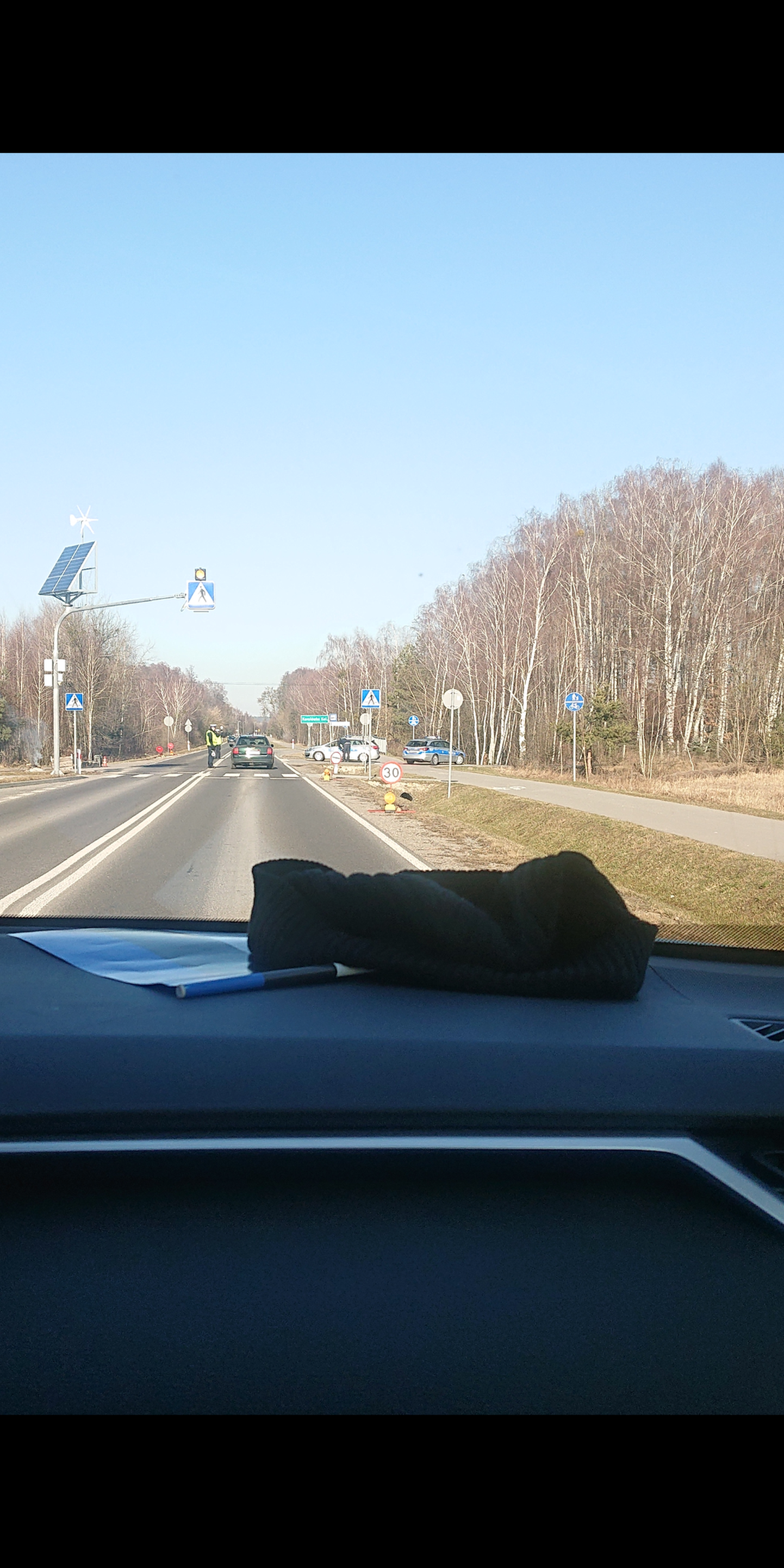 Poola maanteedel kontrollivad politseinikud sõiduautosid.