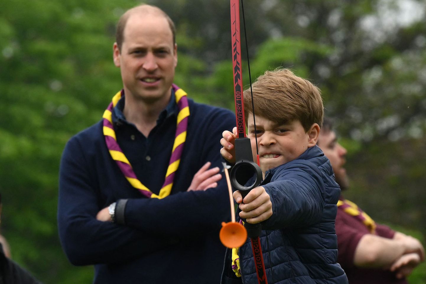 Walesi prints William vaatab, kuidas tema vanem poeg George vibulaskmises kätt harjutab