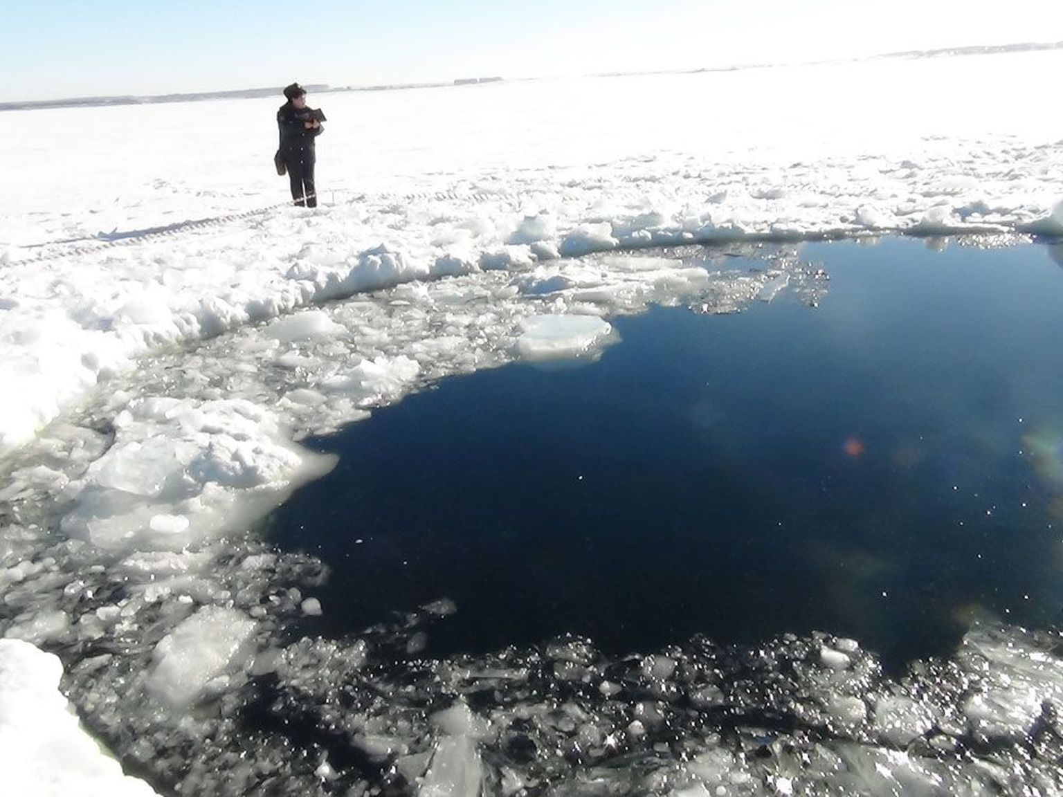 Tšerbarkuli järvejää ümmargune auk, mille väidetavalt põhjustas meteoriit.