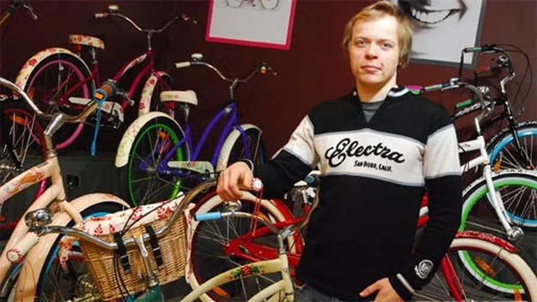 "Vislabāk par sevi piemēroto velosipēdu var pārliecināties izbraucot ar to," teic "Electra" veikala pārdevējs Gints 