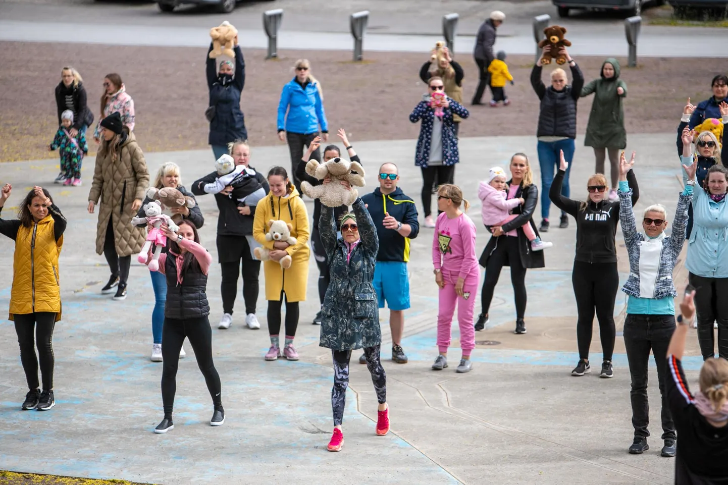 Beebide vanemad harjutasid oma liikumist ja tantsupeokava “Unenäoriik” Pärnu Vallikäärus kaisukarudega, et oma väikseid lapsi mitte üleliia kaua solgutada. Peol on nad kohal.