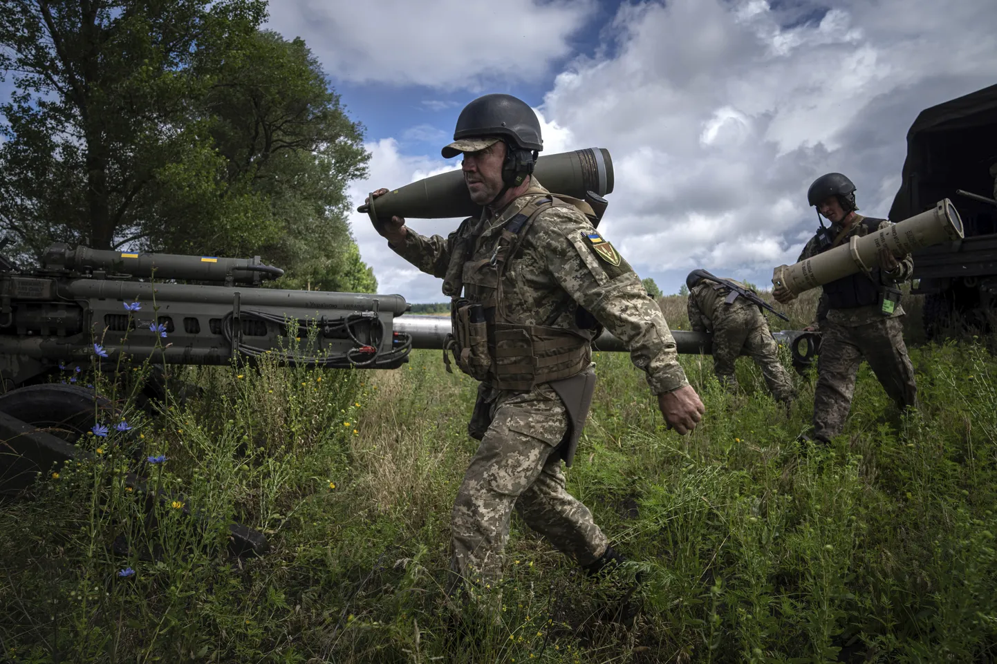 Ukraina sõdur 155 mm suurtükimürsuga.