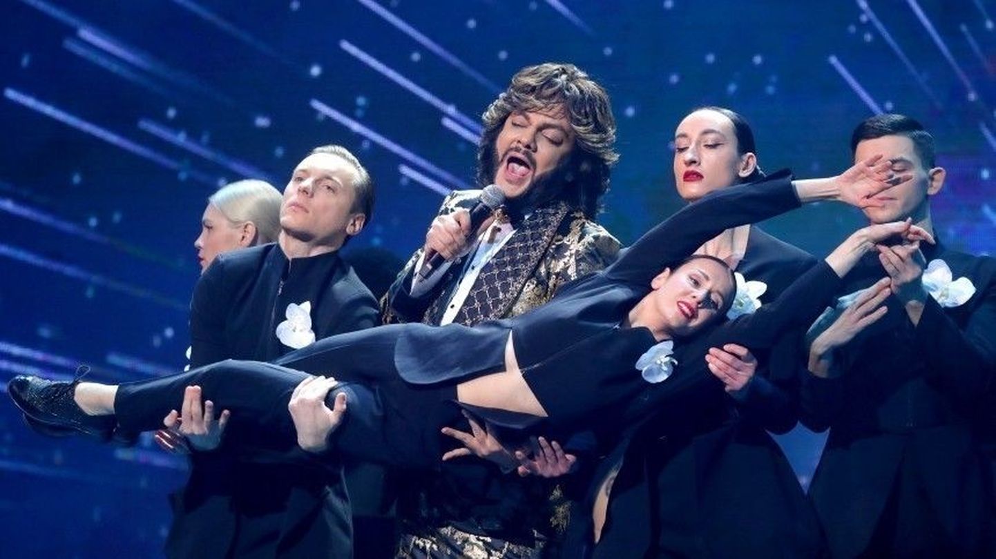 Филипп Киркоров выступает на сцене вместе со своими артистами.