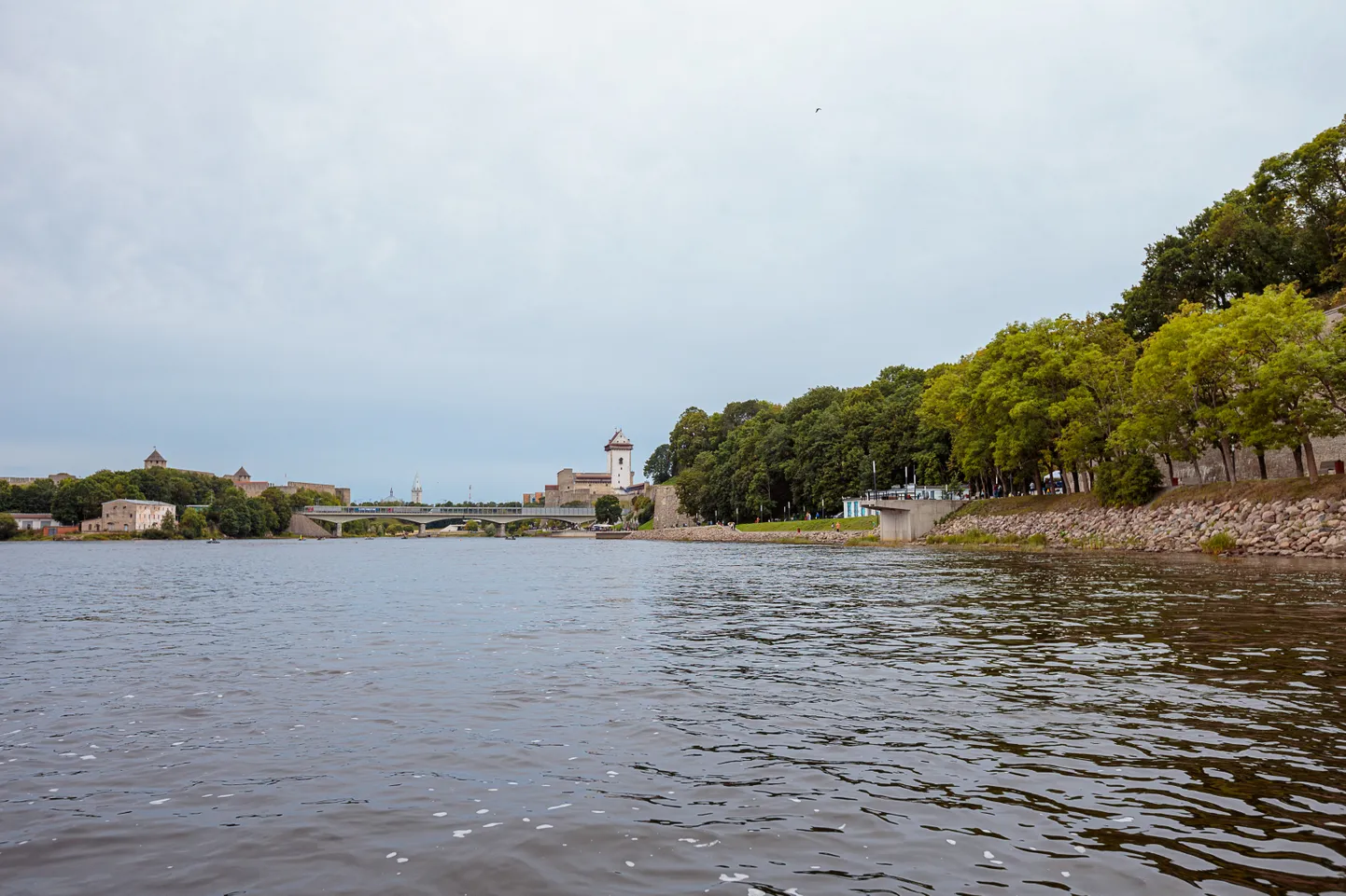 Пограничная река Нарва в районе городского променада.