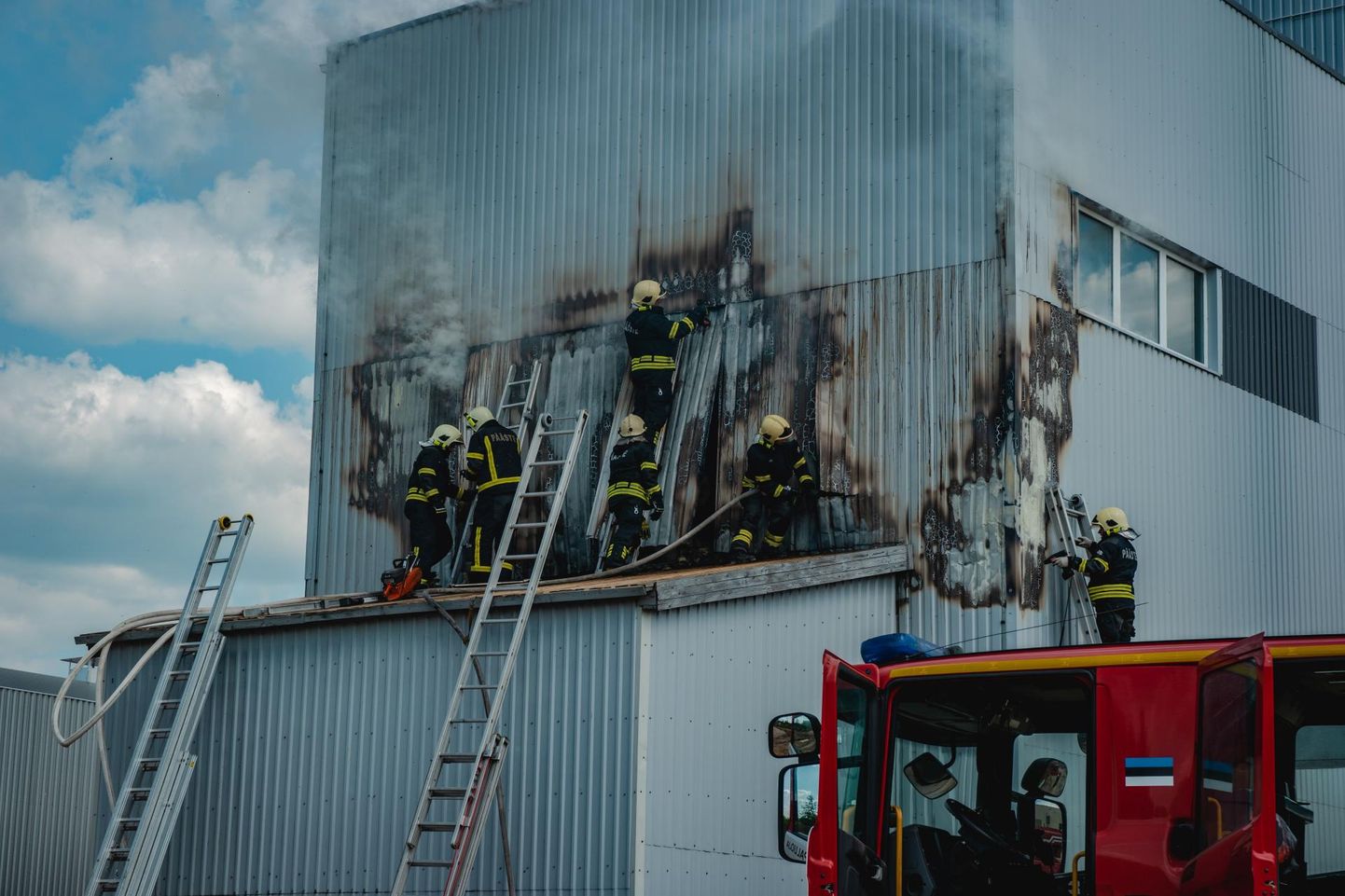 Karksi-Nuias Tööstuse tänaval läks põlema katlamaja sein, õnneks jõuti tuli enne suurt kahju kustutada.