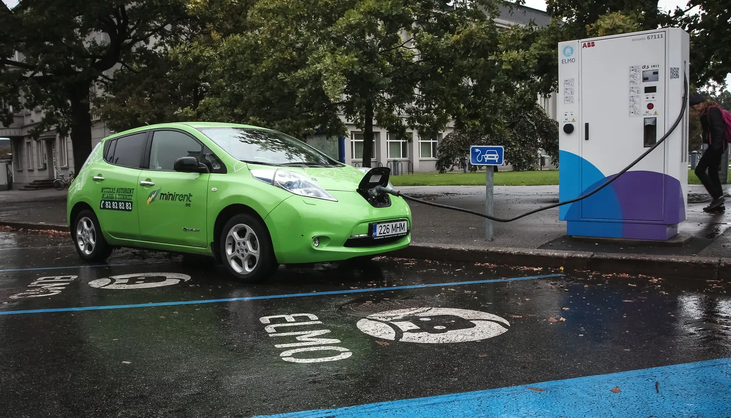 Elektriauto laadimas.