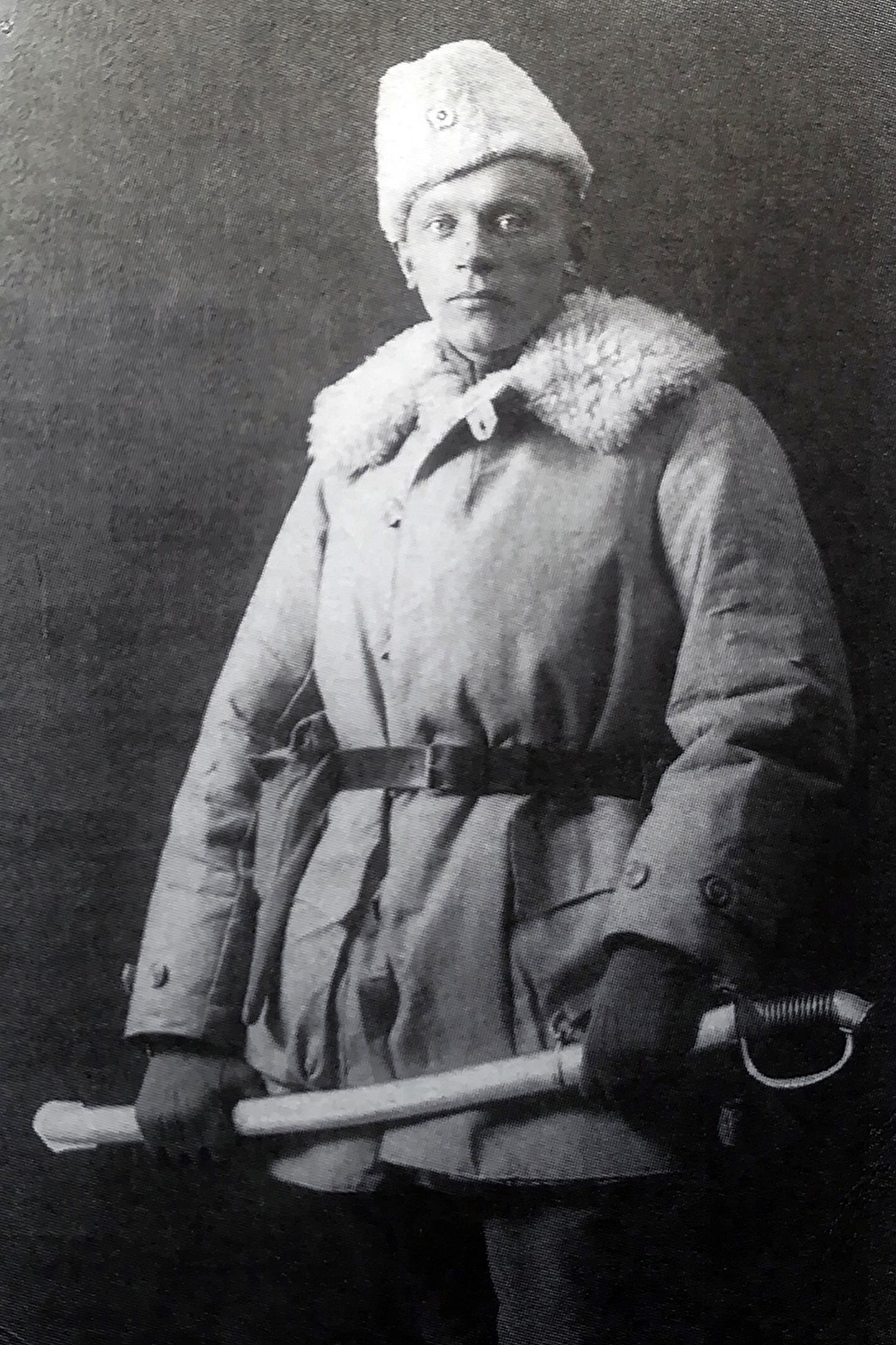 Kapten Anto Eskola pilt oli enne okupatsiooni tähtsal kohal Narva volikogu saalis.