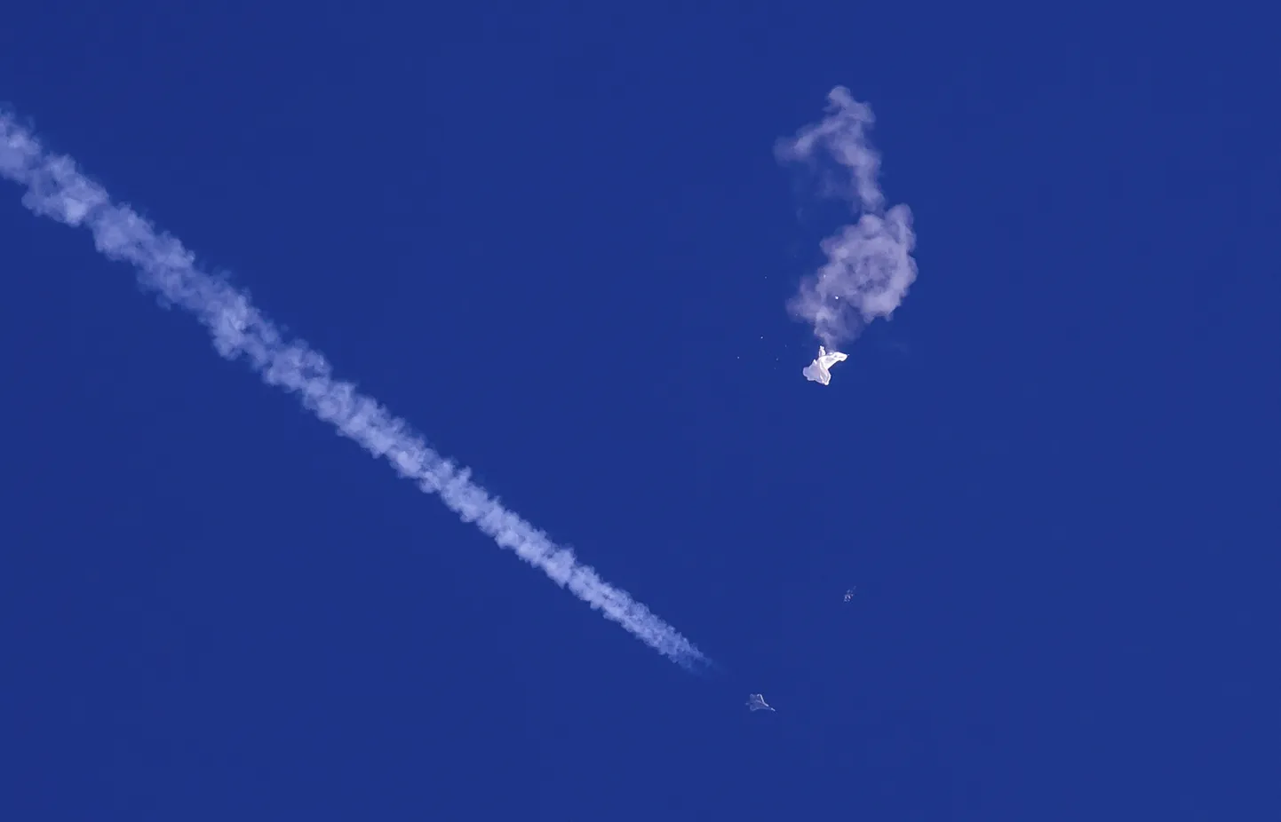 F-22 möödumas pallijäänustest Lõuna-Carolina ranniku lähistel 4. veebruaril 2023.