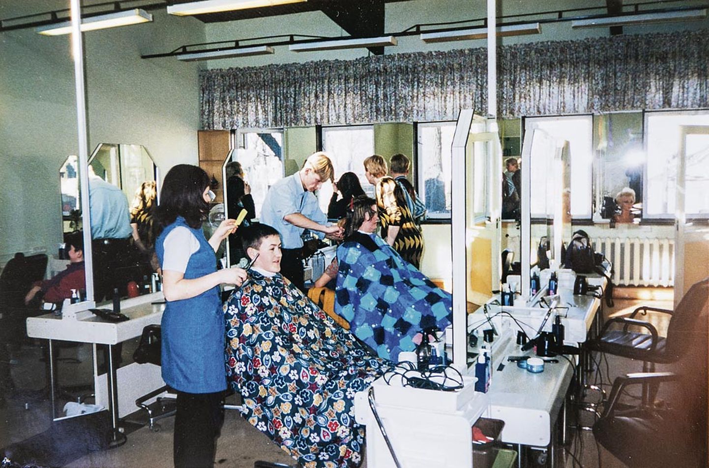 Huvilisi uuele juuksuri erialale jagus. Õpinguid alustas 1997. aastal 17 noort, kelle seas neli noormeest.