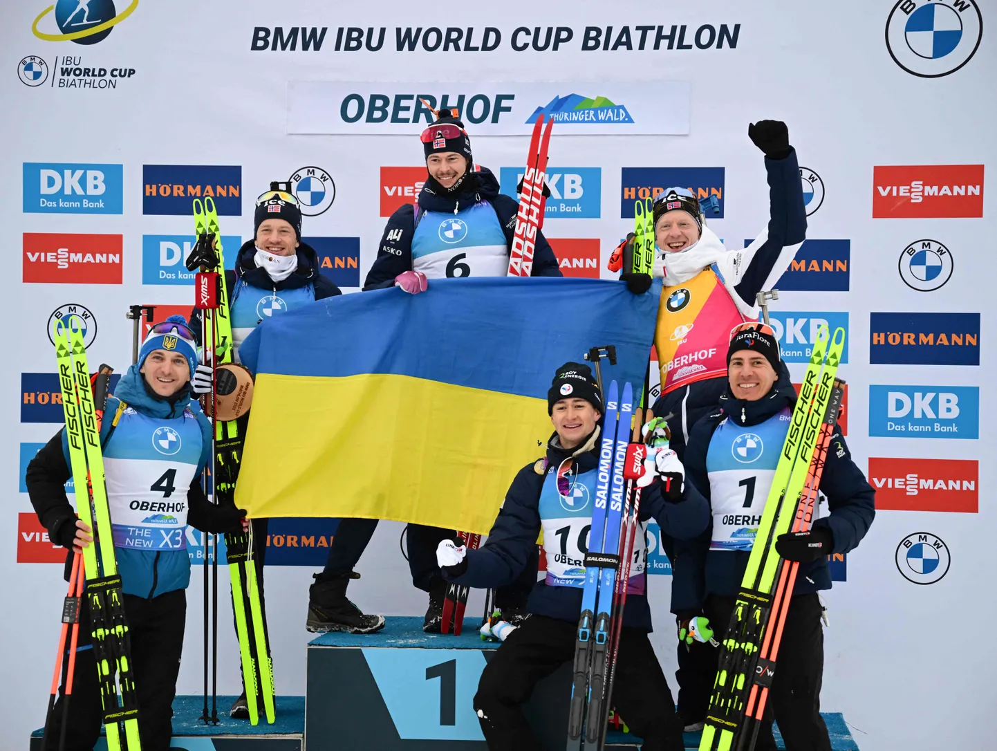 Norra laskesuusatajad tähistasid kolmikvõitu Ukraina lipuga.