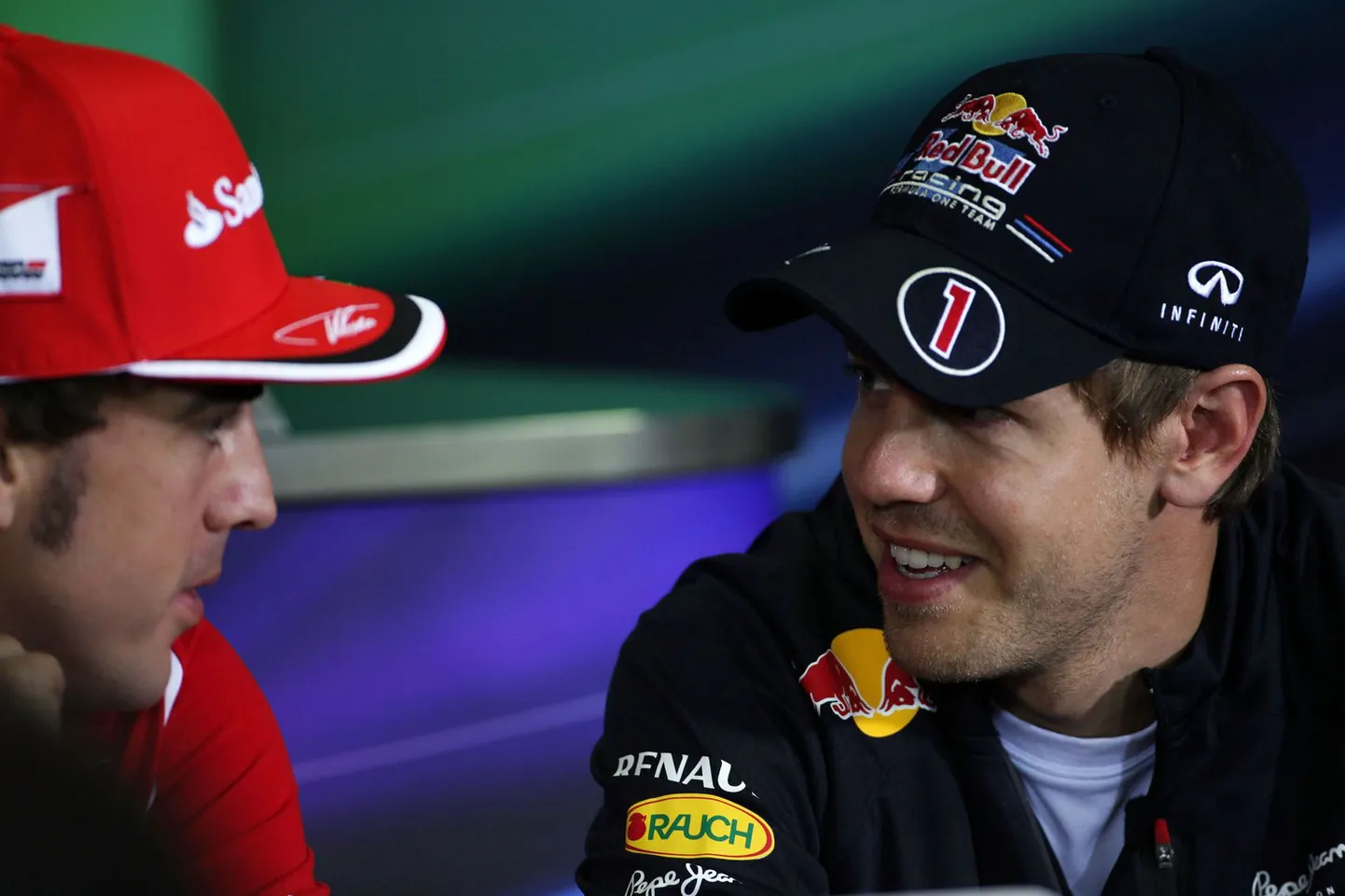 Ferrari esisõitja Fernando Alonso ja Red Bulli piloot Sebastian Vettel (paremal).