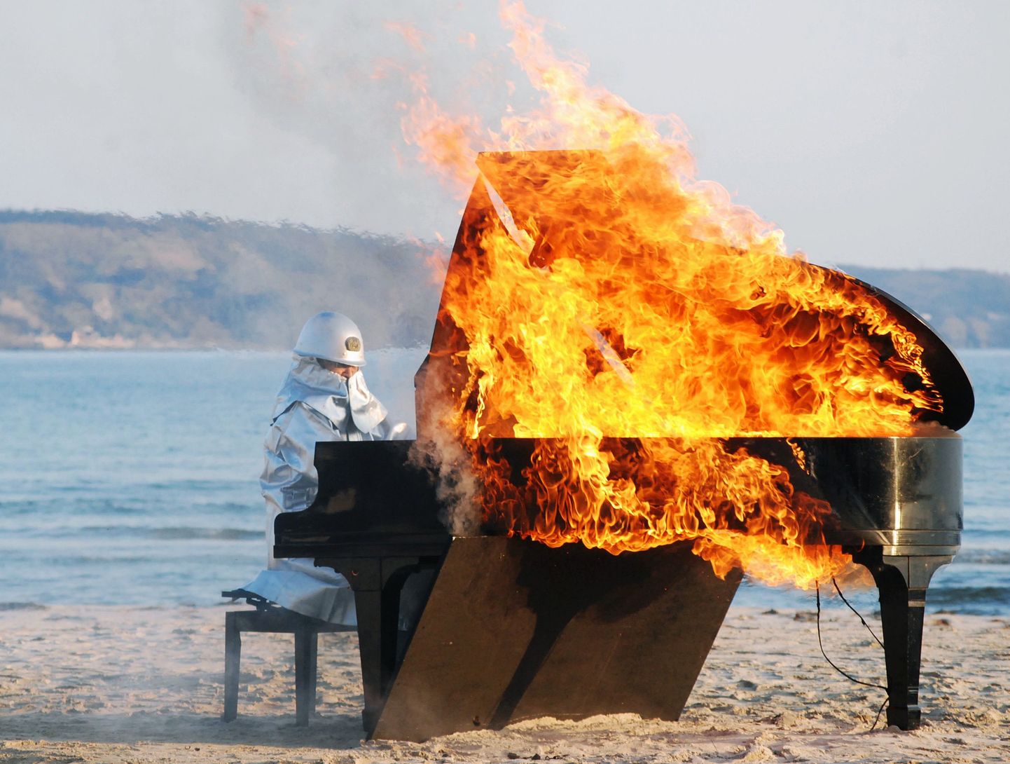 Jaapani pianist Yosuke Yamashita põleval klaveril musitseerimas