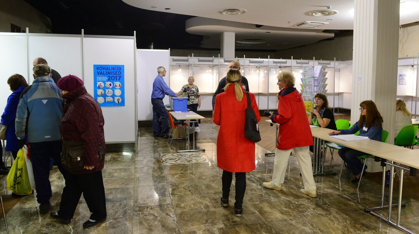 Tartu kaubamaja  valimisjaoskonnas oli eile, eelvalimiste viimasel päeval rahvarohke kohe pärast avamist.