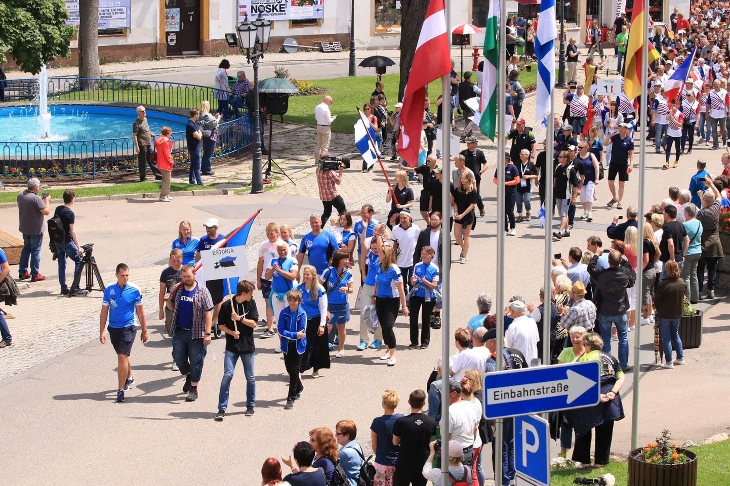 Keskel Eesti esindus sinistes särkides.