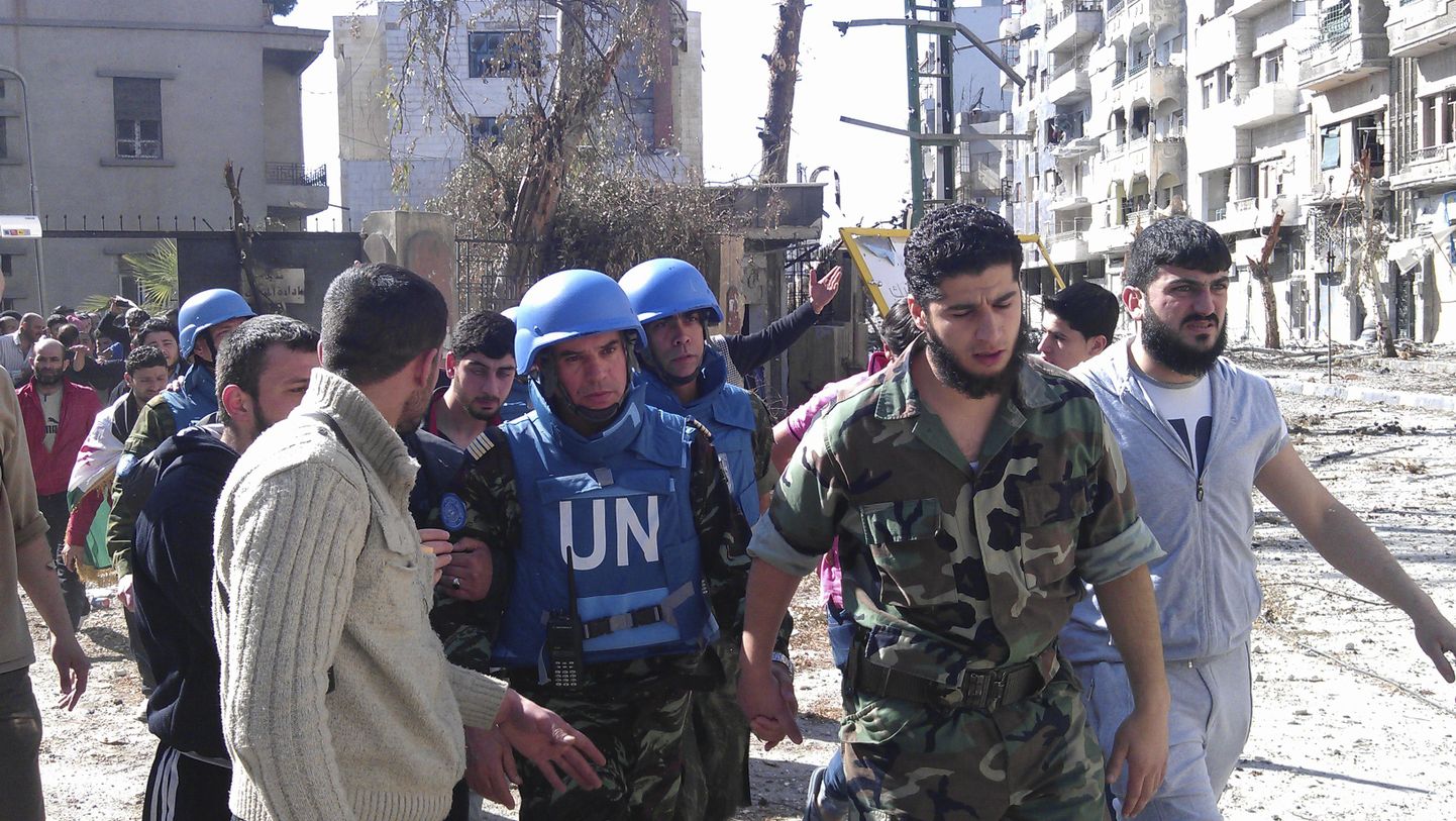 ÜRO vaatlejad ja Süüria opositsiooniväe esindajad
