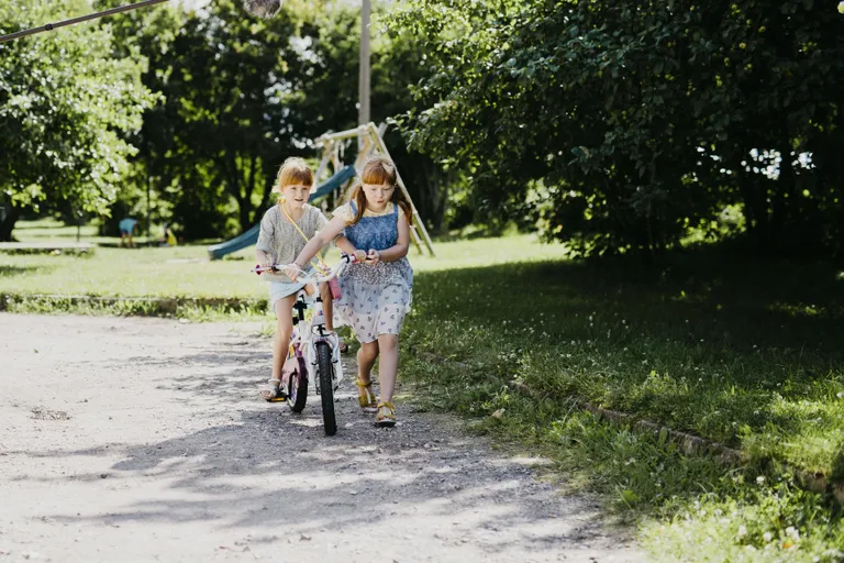 «Mia ja Liki» peaosades on Miriam Mia Maimik (paremal) ja Liisa Lotta Vahemets. Pildistatud filmimise ajal Vastseliinas.