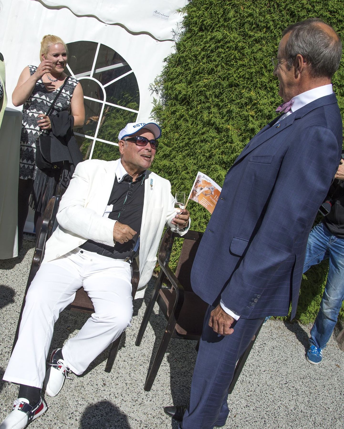 Eri Klas ja president Toomas Hendrik Ilves kohtusid presidendi kantselei roosiaias 13. augustil 2015, mil tähistati Estonia teatri 110. hooaja algust.