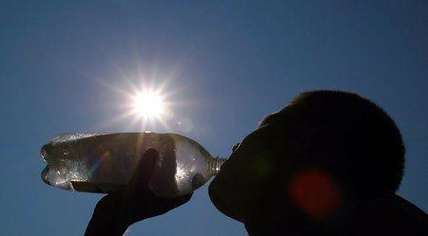 Kuuma ilma esimene reegel on see, et tuleb palju vett juua ning soovitav on päikese eest varju otsida.