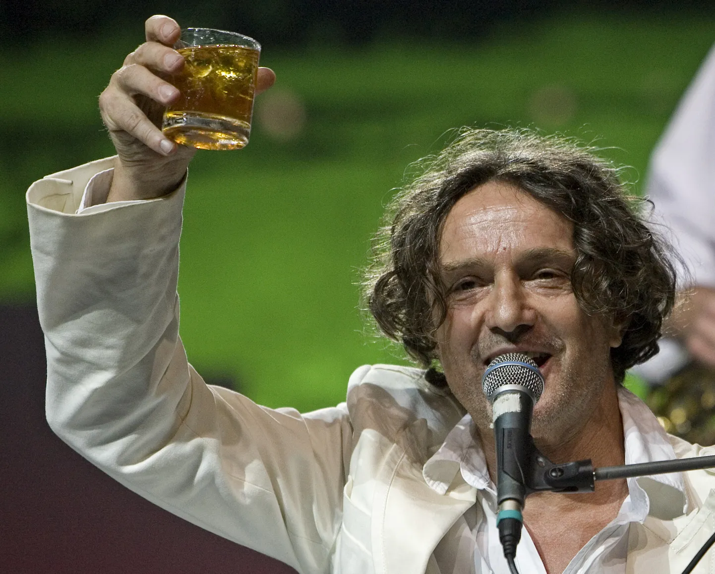 Gorans Bregovičs koncerta laikā Serbijā, Gučas ciematā, 2007. gadā.