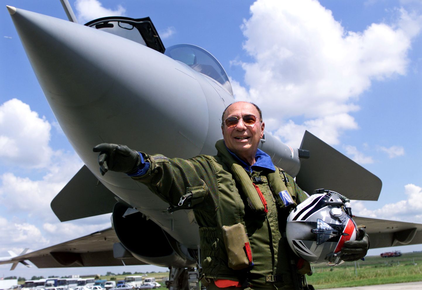 Serge Dassault poseerib Rafale hävituslennukiga.