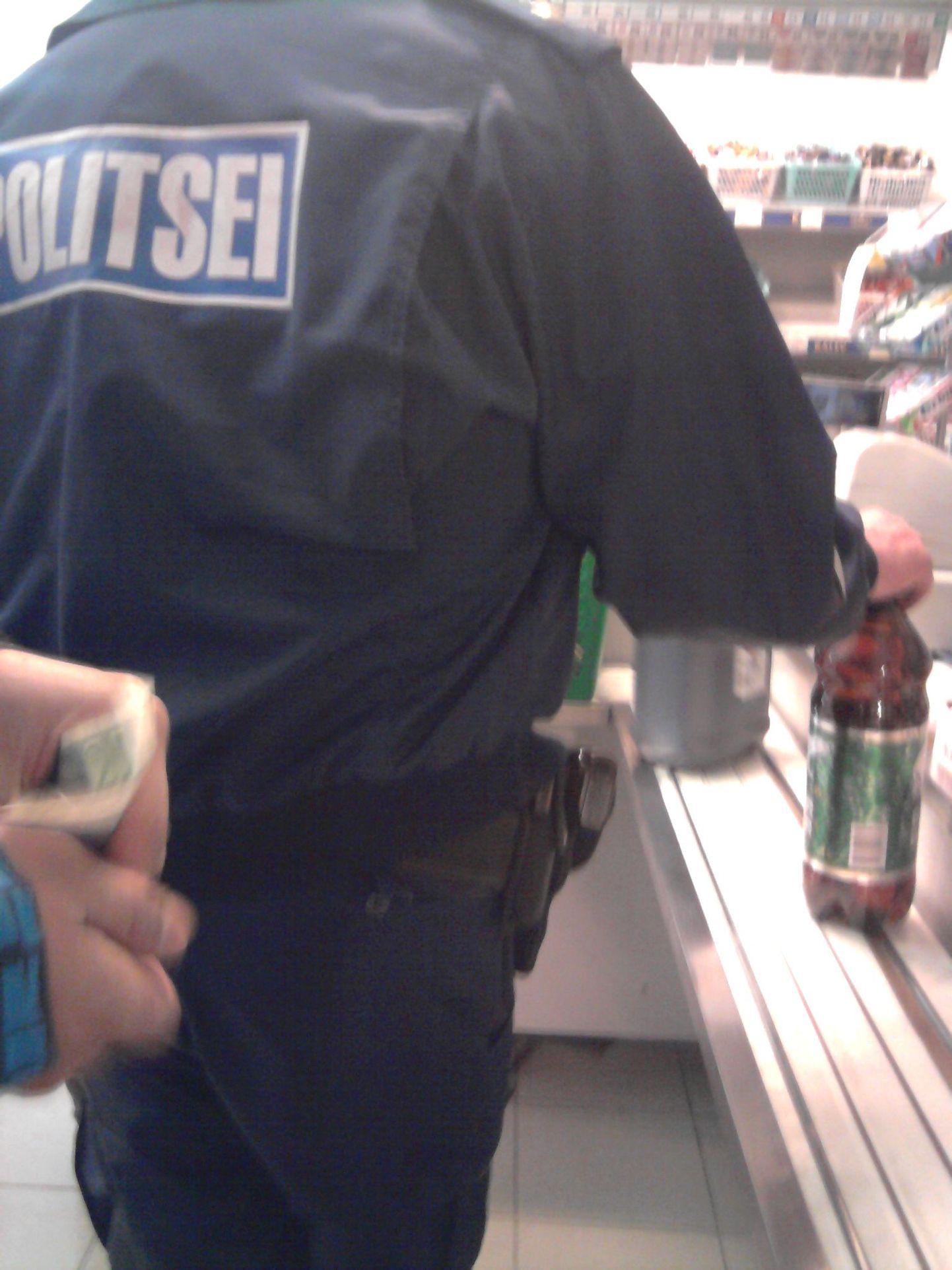 Politseinik õlut ostmas