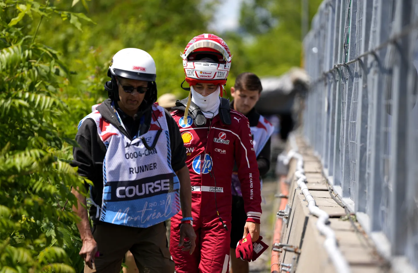 Charles Leclerc longib pärast avariid Gilles Villeneuve'i ringrajal tagasi boksi.