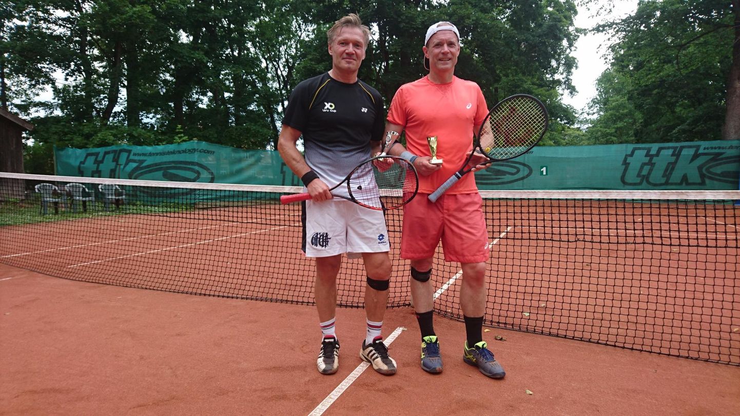 Rakvere lahtiste tennisemeistrivõistluste finalistid, võitja Sven Aabreldaal (paremal) ja hõbe Robert Antropov.