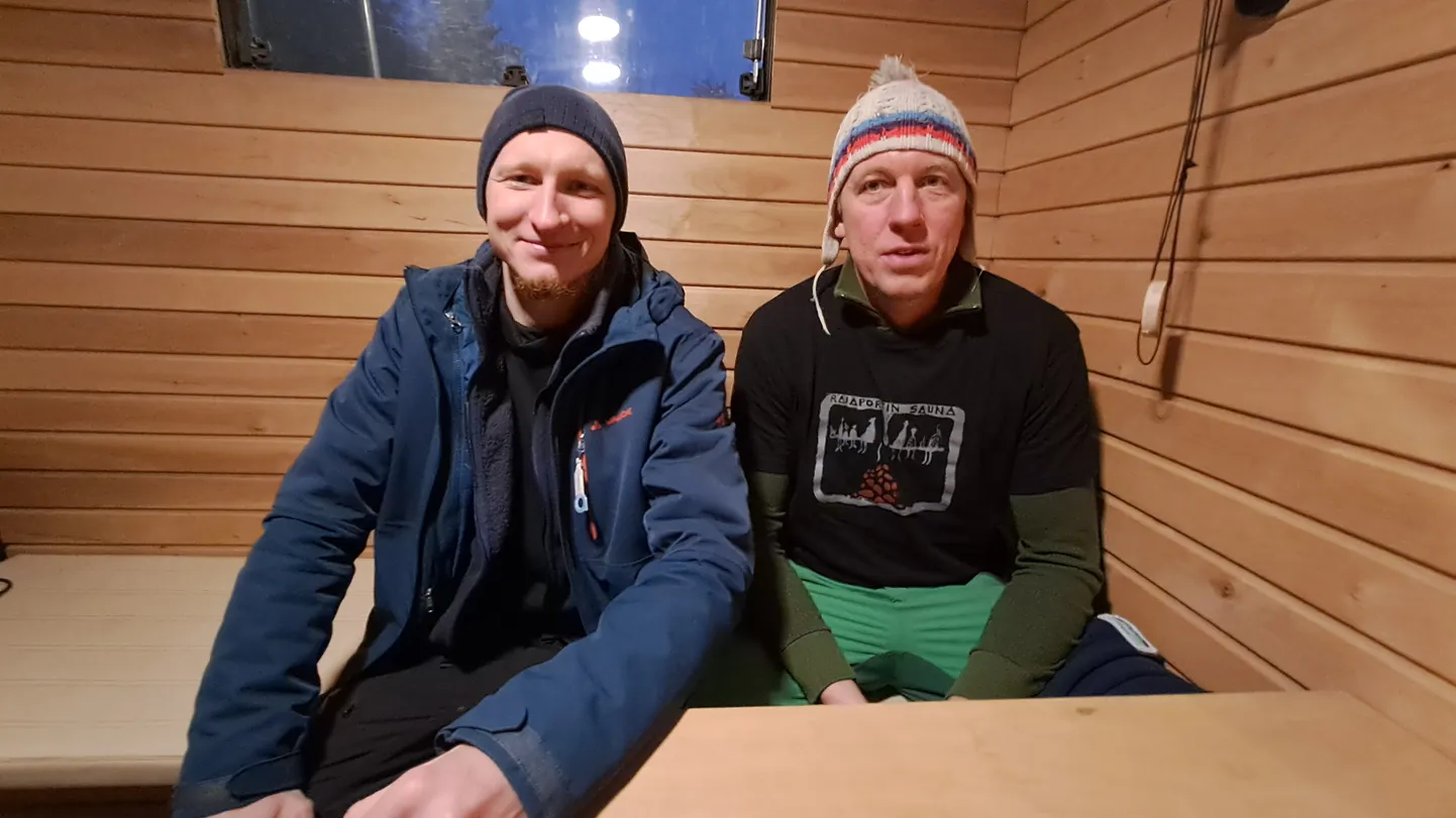 Saunamees Jaan Reigo (vasakul) küttis saunarändur Pluutole Suurel Munamäel oma ratastel sauna kuumaks.