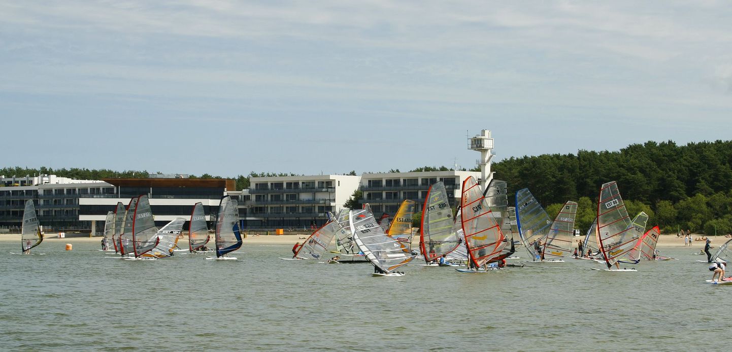 Aegna surfimaratoni võistlejad Pirita rannas.