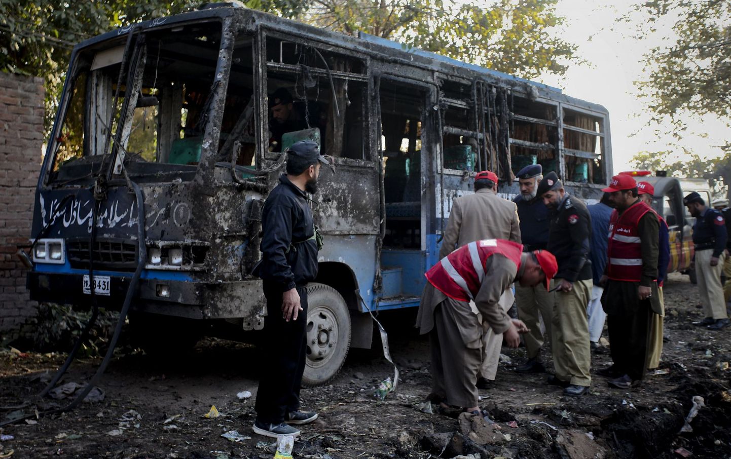 Eelmise aasta detsembris tappis Peshawaris teeäärne pomm koolibussi juhi ja vigastas kaht last.