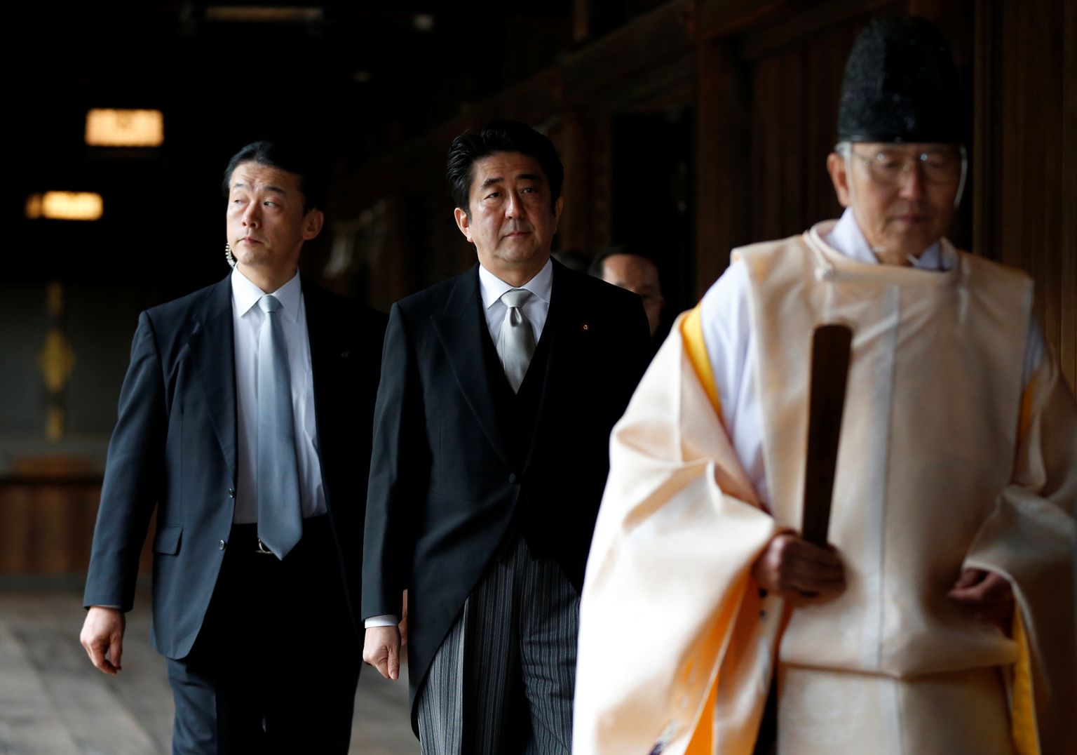 Jaapani ekspeaminister Shinzo Abe (keskel) külastamas Tokyos Yasukuni pühamut.