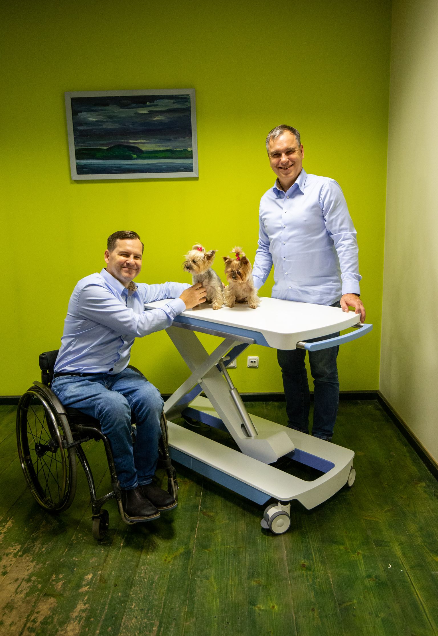 Vennad Tanel (vasakul) ja Janno Joost koos lemmikutega esitlemas vastset uuenduslikku veterinaaria läbivaatuslauda. Tartumaa Aasta Toode 2020.