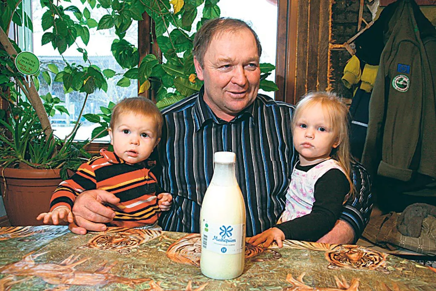 “Talupidamine pole midagi muud kui endale võimaluse tagamine siin perega elada,” ütleb Mätiku talu peremees Aivar Pikkmets. Vanaisa süles on lapselapsed Harri ja Lilli. Foto on tehtud 2013. aastal.