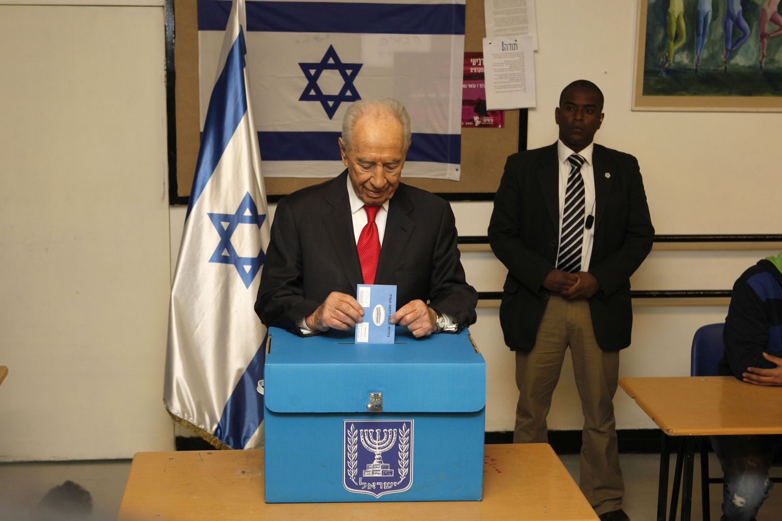Iisraeli president Shimon Peres valimisjaoskonnas Jeruusalemmas.