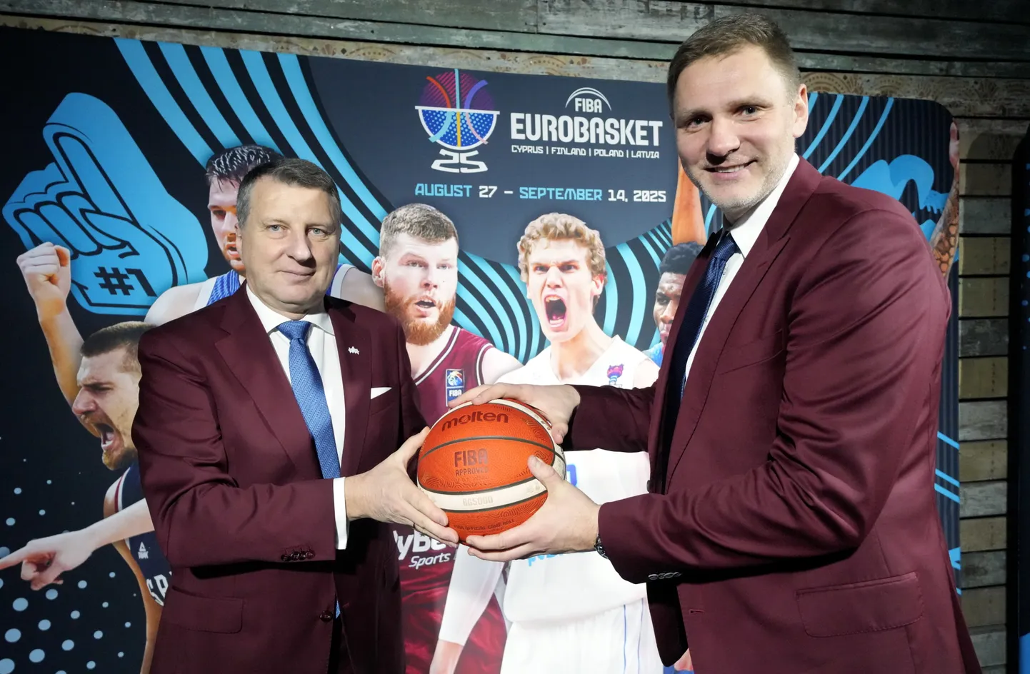 Latvijas Basketbola savienības prezidents Raimonds Vējonis (no kreisās) un Latvijas Basketbola savienības ģenerālsekretārs Kaspars Cipruss